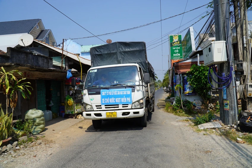 Xe chở nước ngọt của Công ty Cổ phần Cấp nước sinh hoạt Châu Thành (Bến Tre) chở nước bổ sung vào các thùng chứa nước dã chiến cấp cho người dân. Ảnh: ĐÔNG HÀ